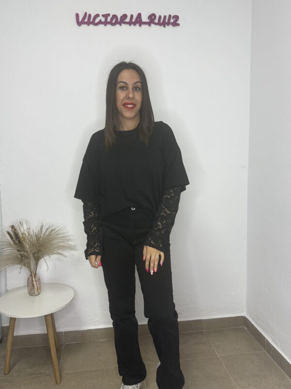 Camiseta con encaje negra