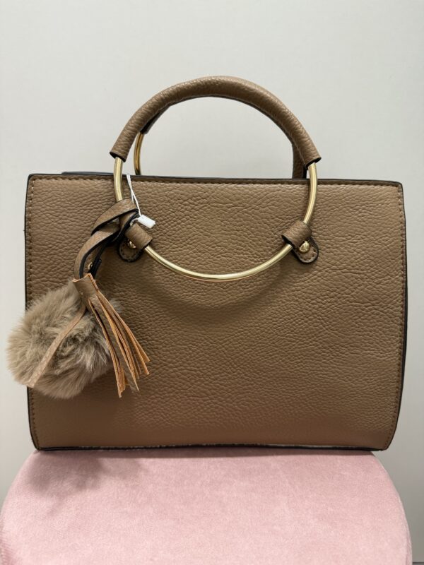 Bolso pompon camel