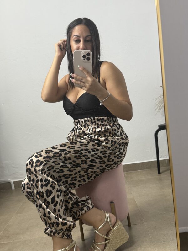 Pantalon satinado leopardo - Imagen 3